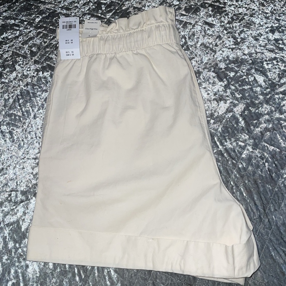 BNWT Abercrombie and Fitch Cream Colored Paperback Style Ultra High Rise Shorts.